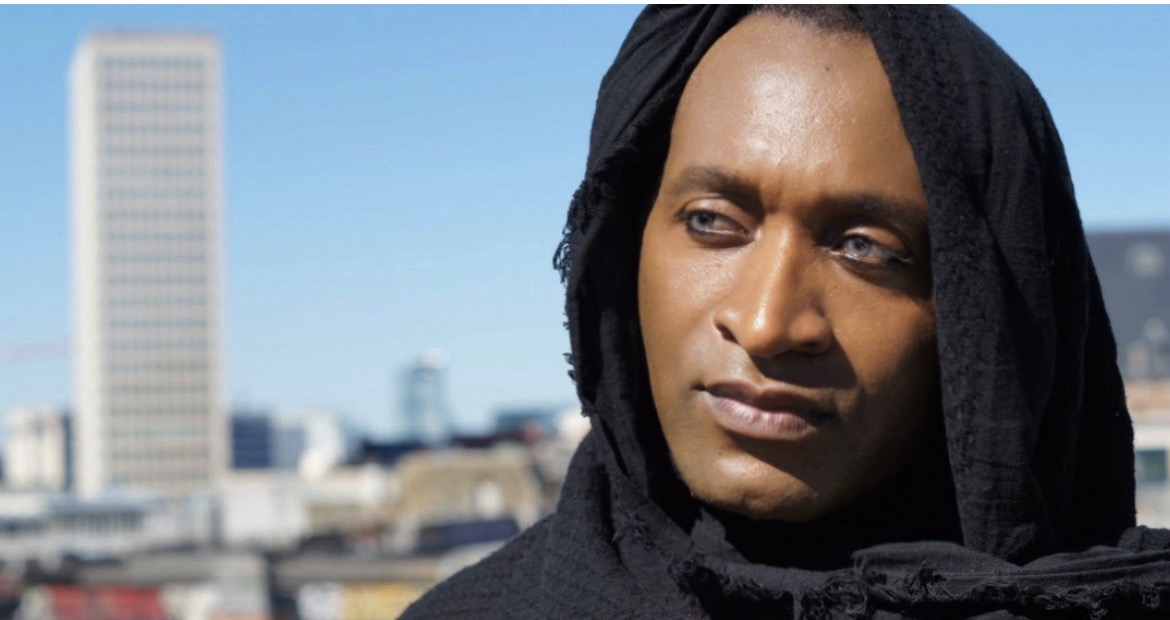Portrait de Zam Martino, fondateur et directeur artistique de Nyangazam Cie