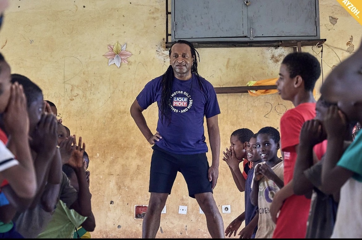 Zam Martino transmettant le mouvement à un groupe d’enfants